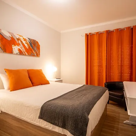 Ensuite 3 Laranja Frente Rochedo ゲストハウス